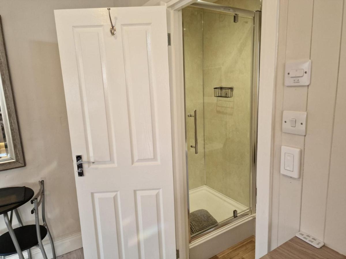 Carlisle Central, Cute Studio Appt, The Cupboard Exterior foto